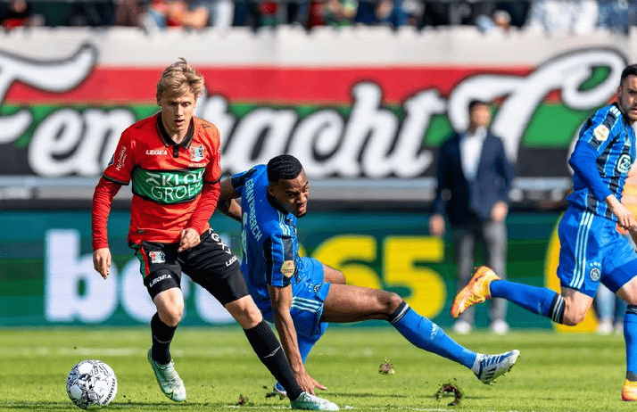 赛地聚焦——荷甲今夜热度飙升，西汉姆门线救险，悬念犹存，年轻球员得到机会的简单介绍